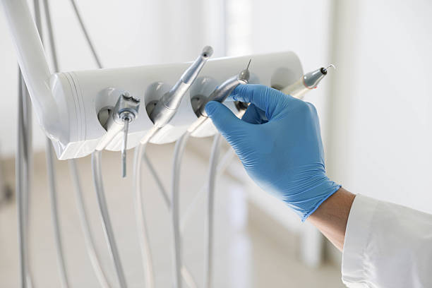 Professional Tooth Extraction technician working in El Rancho, NM